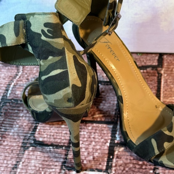 “ Forever” Camouflage High Heels 7 1/2 - Picture 5 of 6